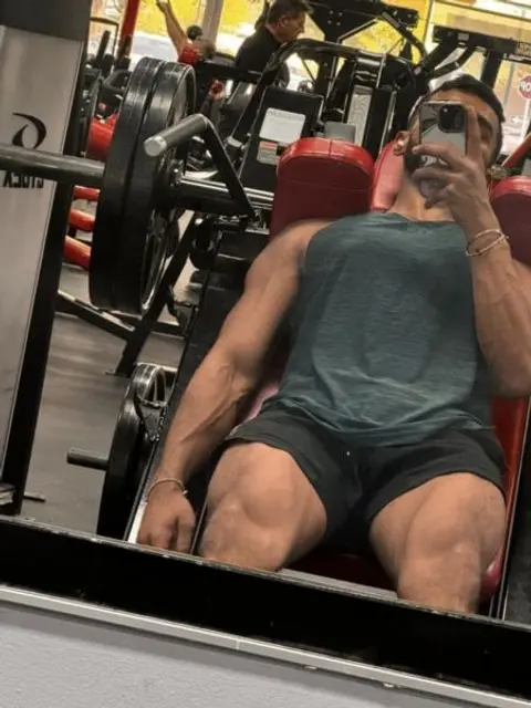 Photo de profil d'un homme adulte