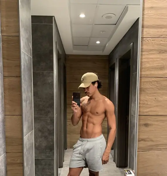 Photo de profil d'un homme adulte